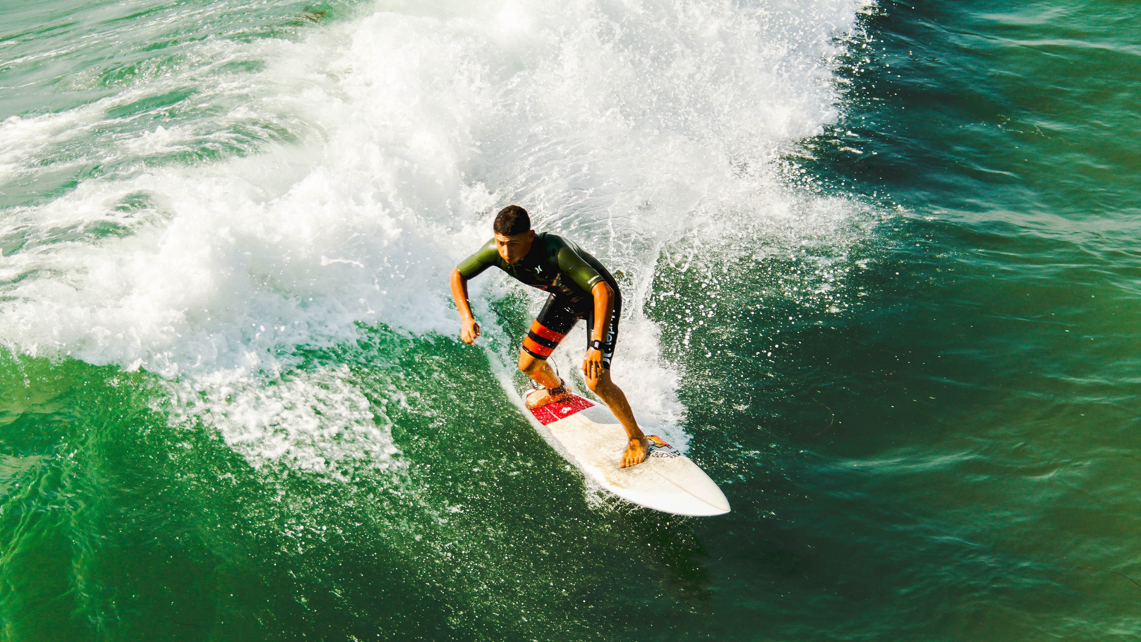 九游app官方下载-库兹马诺维奇在巴黎奥运会手球比赛中多次扑救点球，库兹马持球